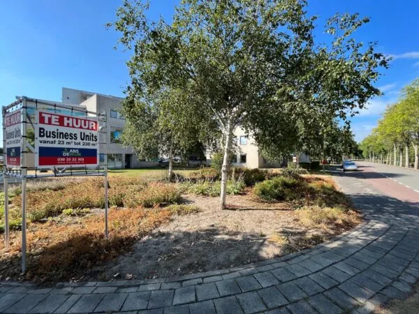 Verhuur reclamebord voor business units in een groen en zonnig straatbeeld in Leidse Rijn.